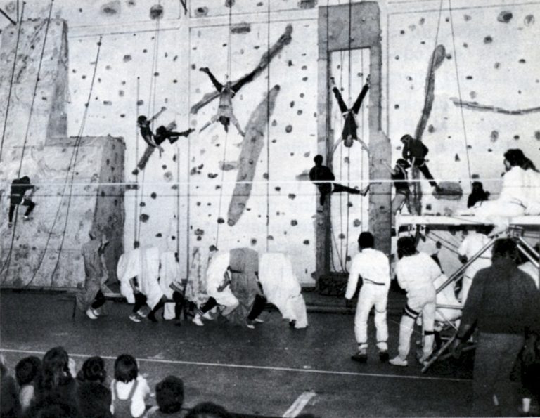 1983 - Lycée de Corbeil-Essonnes - Spectacle d'inauguration du mur d'escalade