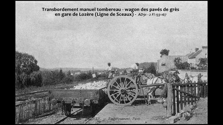 Embarquement de pavés de grès en gare de Lozère