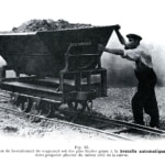 La manœuvre de basculement des wagonnets de carrière