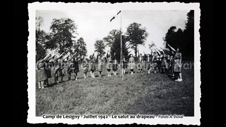 Camp de Lésigny - Juillet 1942 - Le salut du drapeau