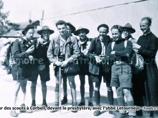 Retour des scouts à Corbeil, devant le presbytère. Avec l'abb