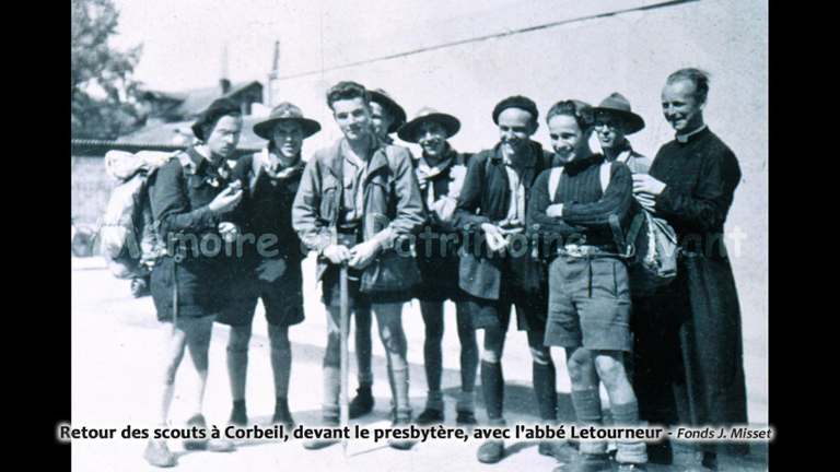 Retour des scouts à Corbeil, devant le presbytère. Avec l'abb