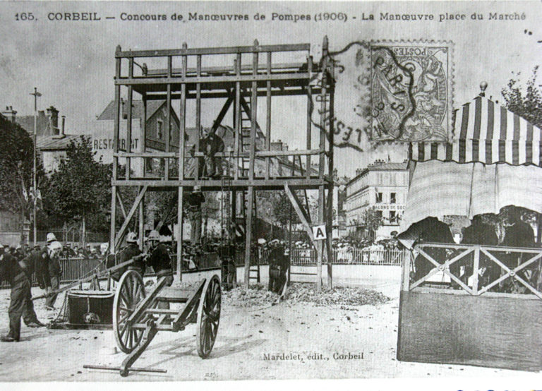 Exercice des pompiers en 1906 à Corbeil