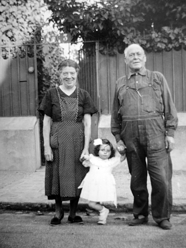 Grands-parents et leurs petite fille à Corbeil-Essonnes