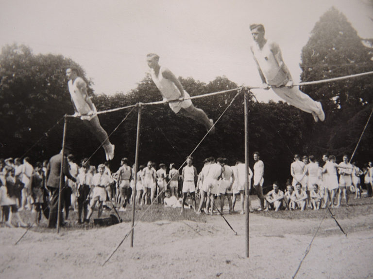 Gymnastes en 1949 à Corbeil-Essonnes
