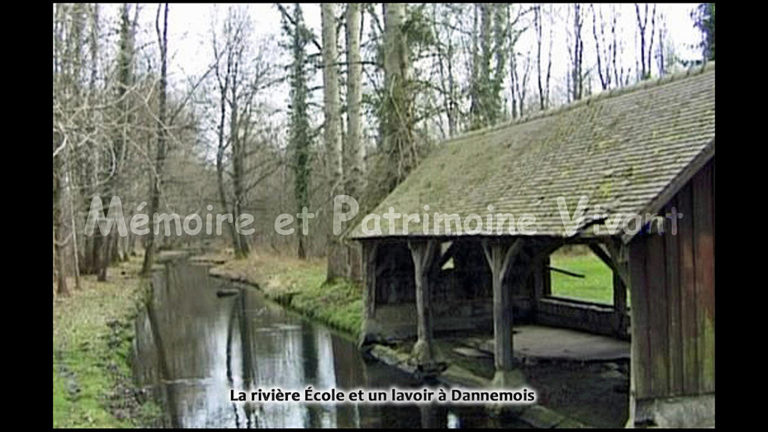 La rivière Ecole et un lavoir à Dannemois