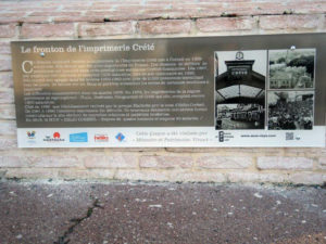 Plaque sous le fronton de l'imprimerie Crété financée par l'Asso MPV