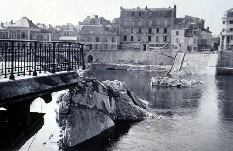 Pont de Corbeil detruit en 1944