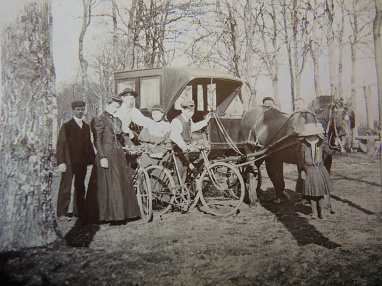 Promenade en forêt vers 1900